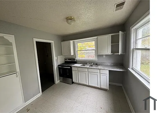 2428 N Kitley Ave — Photo 4
