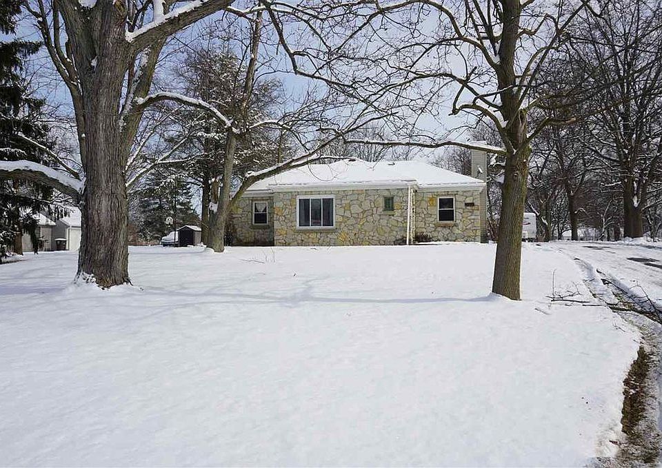 Exterior. Huge Yard!
