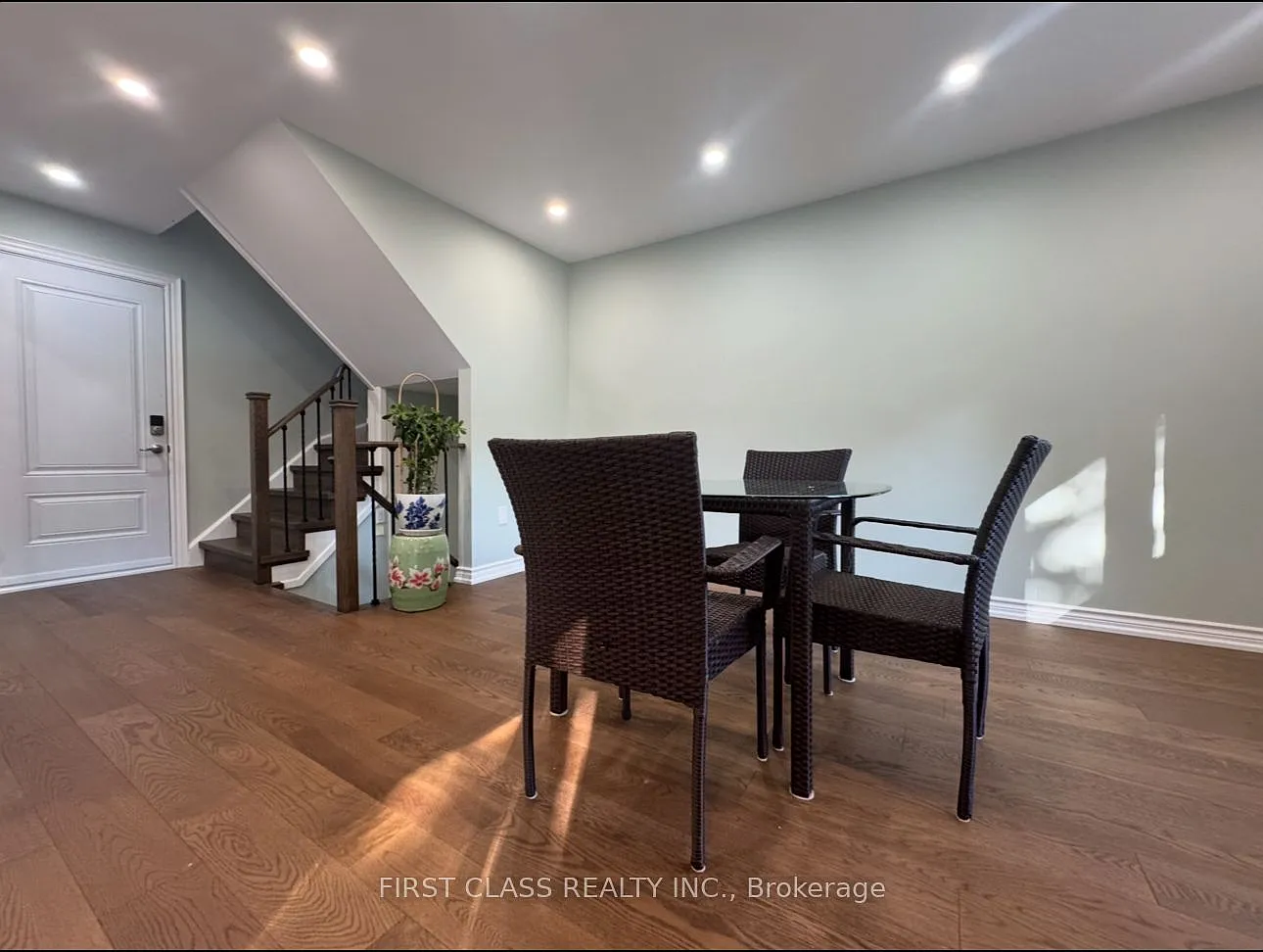 3 bed, $999 — Photo 3