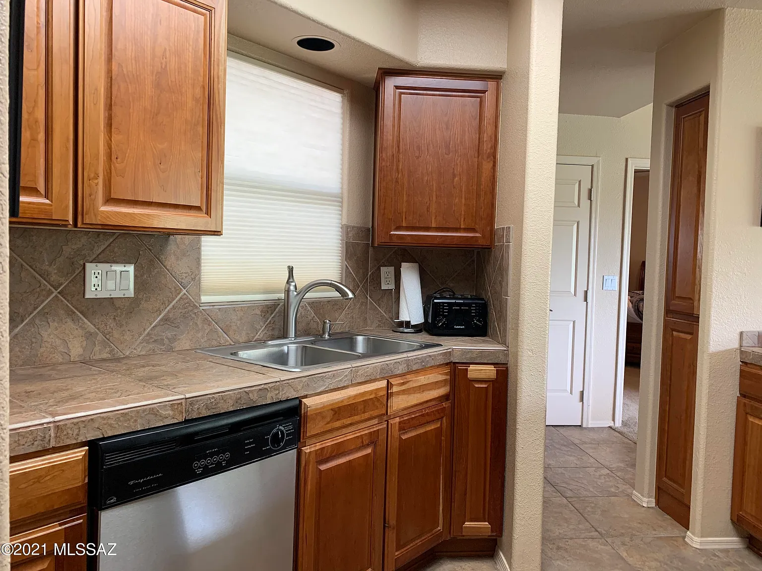 3 bed, 2.0 bath, 1219 sqft, $2,000 — Photo 3