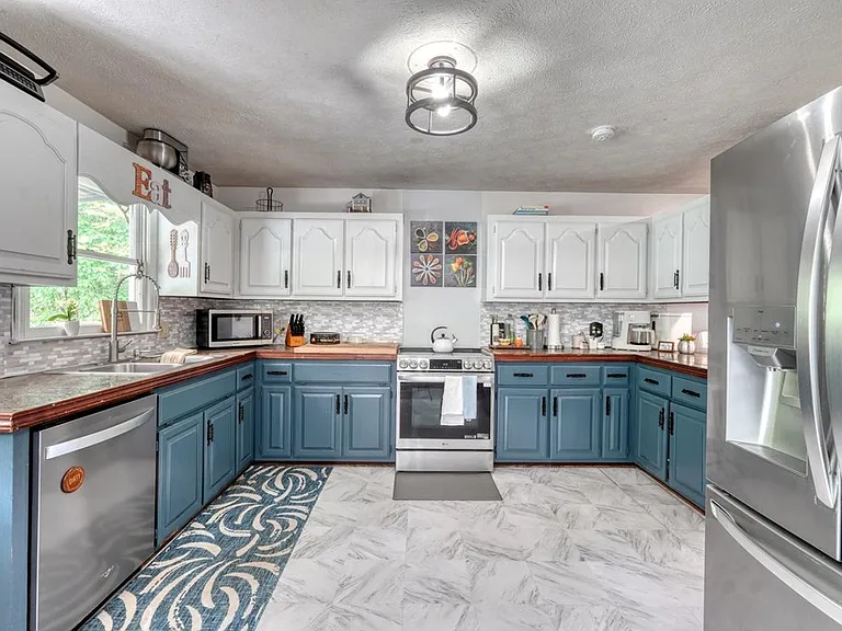 1085 Jones Creek Rd — Photo 16