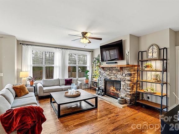 5th image of 21 Wood Path Ln