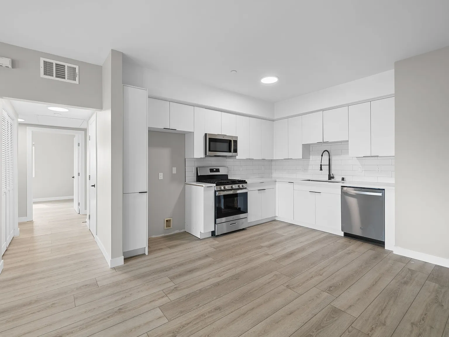 3 bed, 1200 sqft, $3,400 — Photo 3