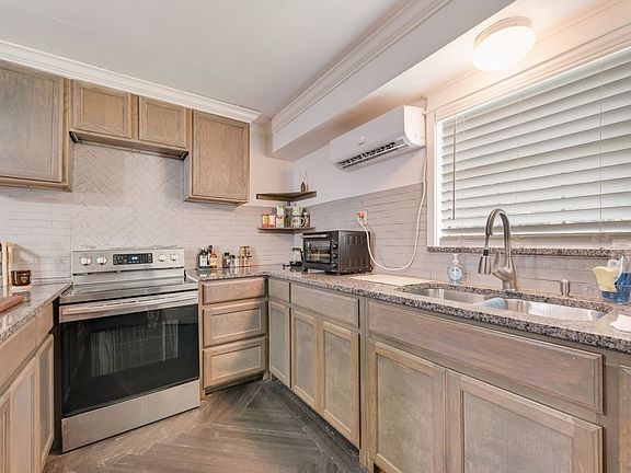 5th image of 920 Meadowdale Dr