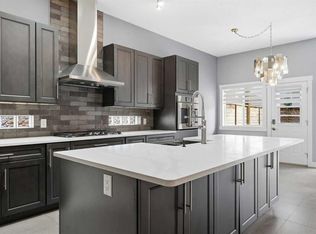 209 W Oakmere Close, Chestermere, AB T1X1L1