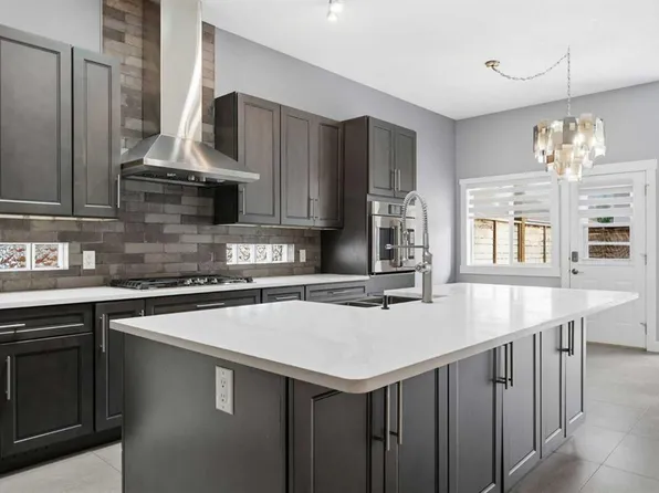 209 W Oakmere Close, Chestermere, AB T1X 1L1