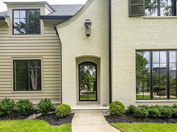 3rd image of 798 Valleybrook Dr