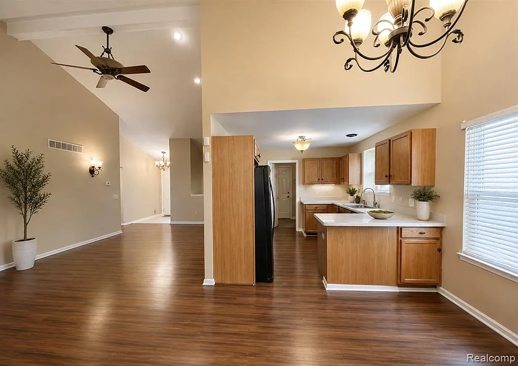 3 bed, 3.0 bath, 2600 sqft, $2,200 — Photo 3