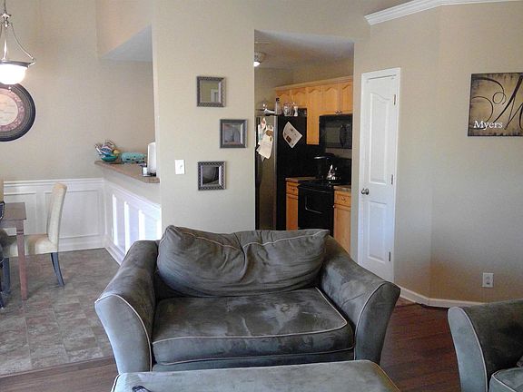 3rd image of 3319 Leslie Ln
