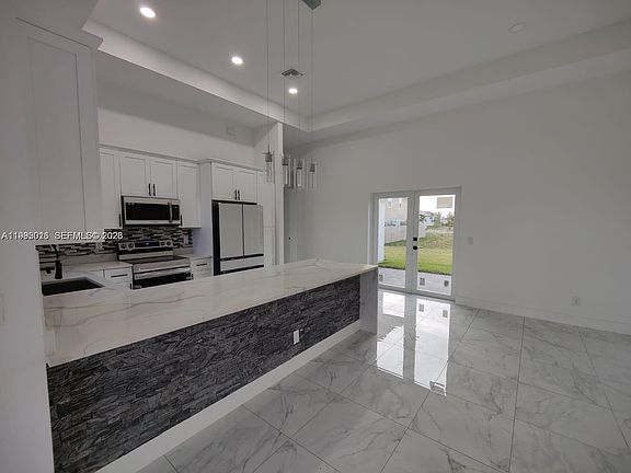 5th image of 716 NW 37th Ave