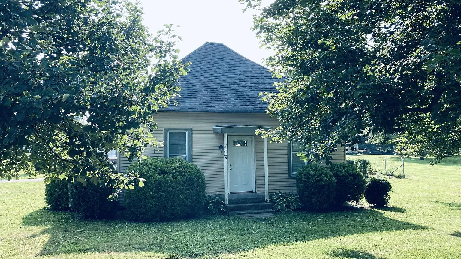 107 N Main St photo 1