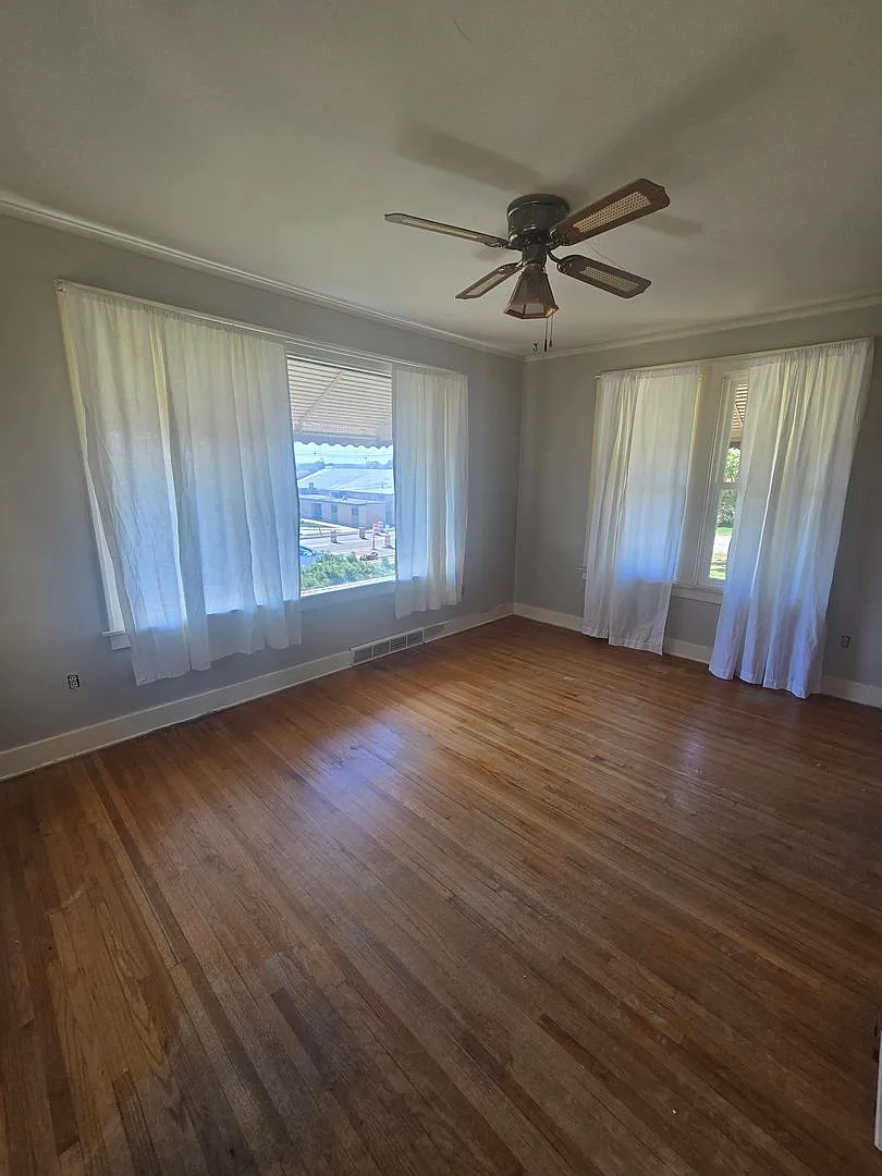 2 Bedroom, 1 bonus room, and 2 bathroom house — Photo 2