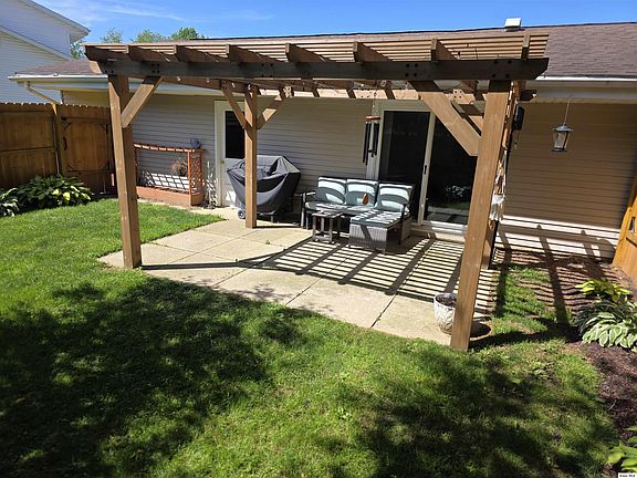 3rd image of 21 Sussex Ct W