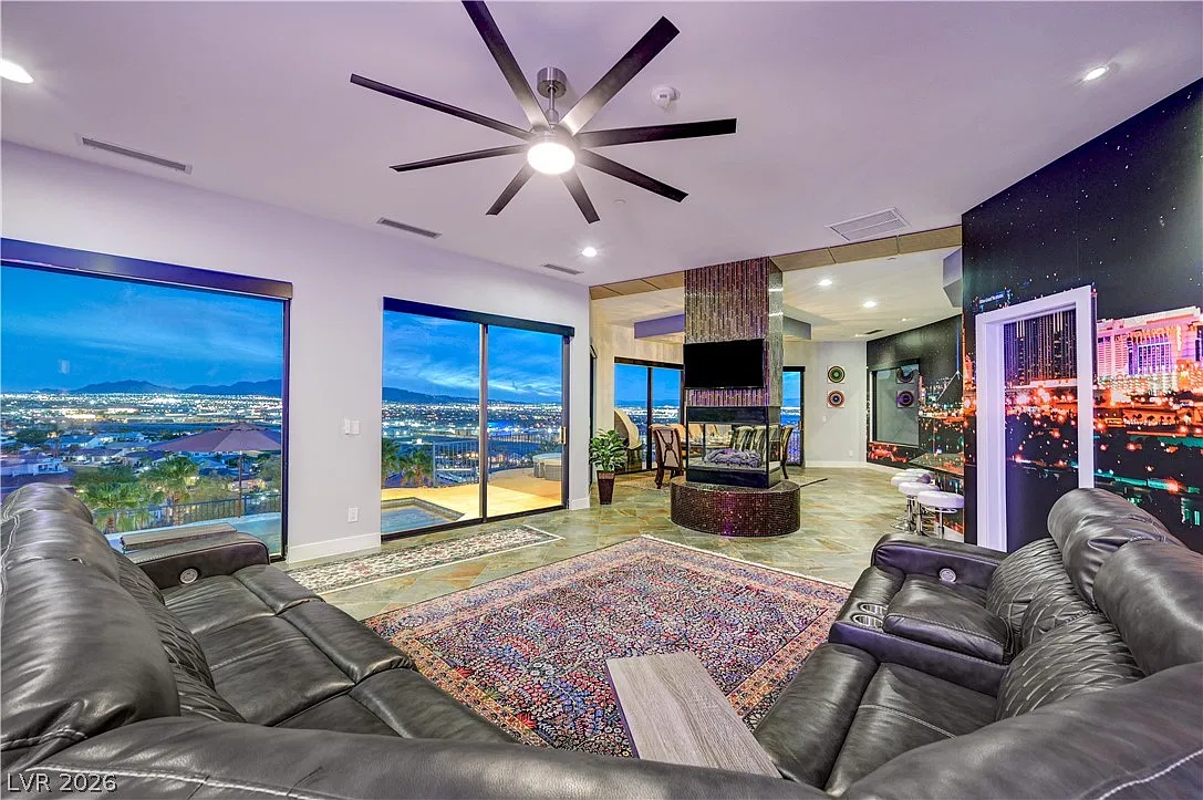 5 bed, 7.0 bath, 5536 sqft, $13,500 — Photo 3