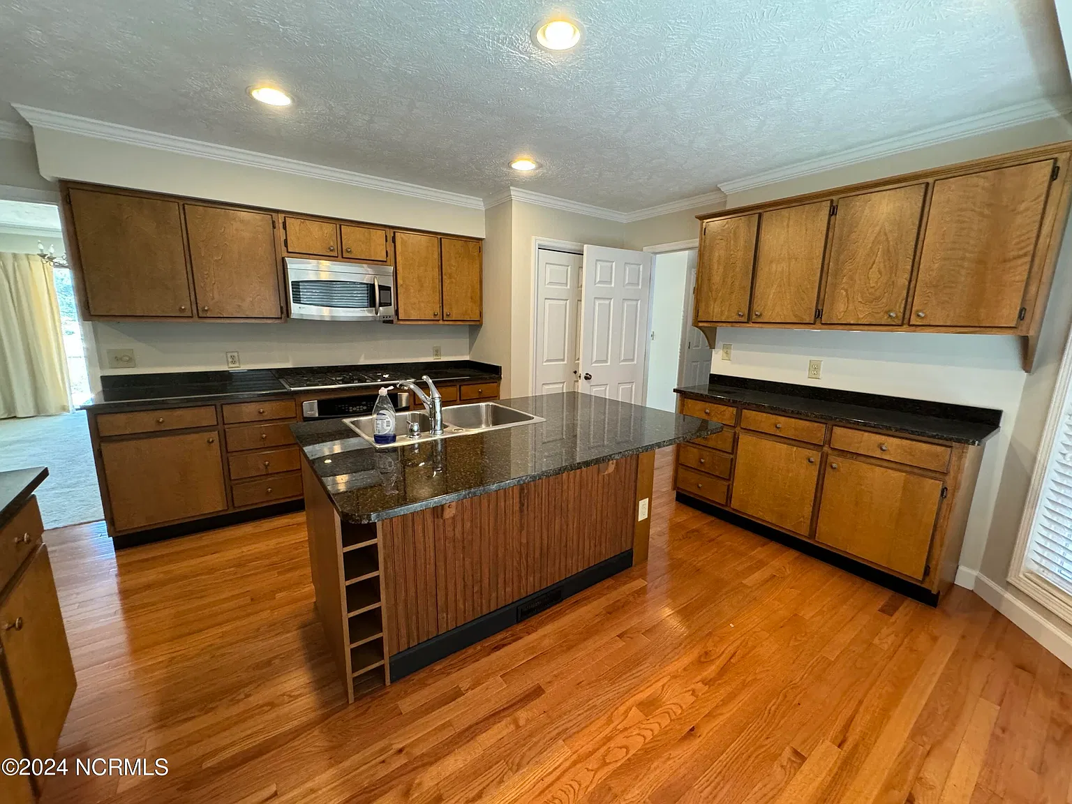 3 bed, 3.5 bath, 2390 sqft, $2,350 — Photo 3