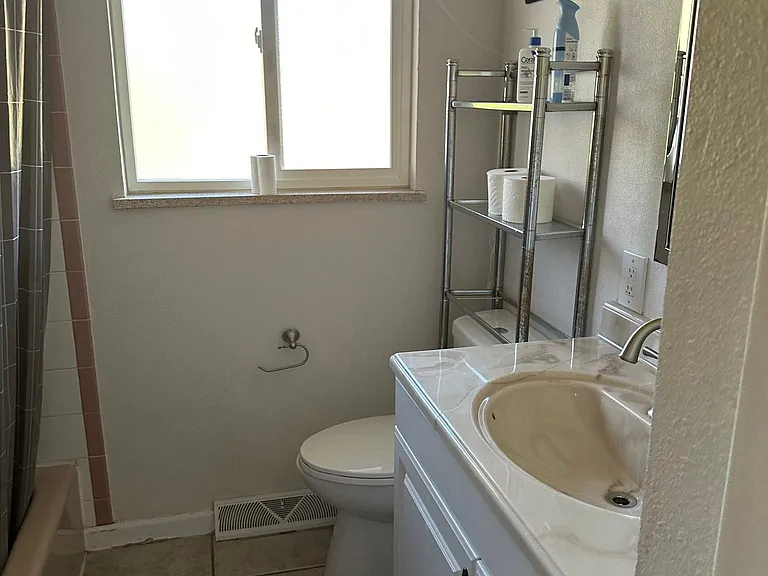 1552 S Everett St — Photo 16
