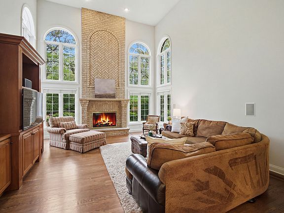 5th image of 229 Surrey Ln