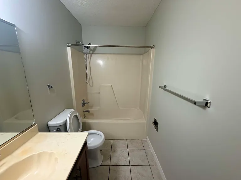 335 NW Lake City Ave #102 — Photo 8