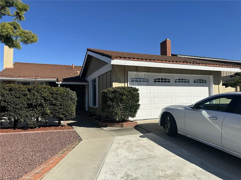 3 bed, 1304 sqft, $4,400 — Photo 1