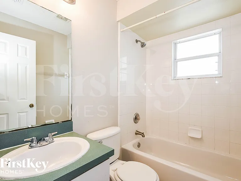 882 Trumbull St — Photo 17