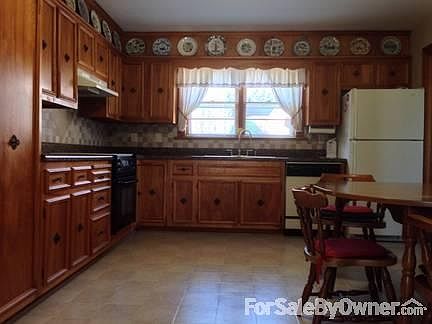 eat-in kitchen