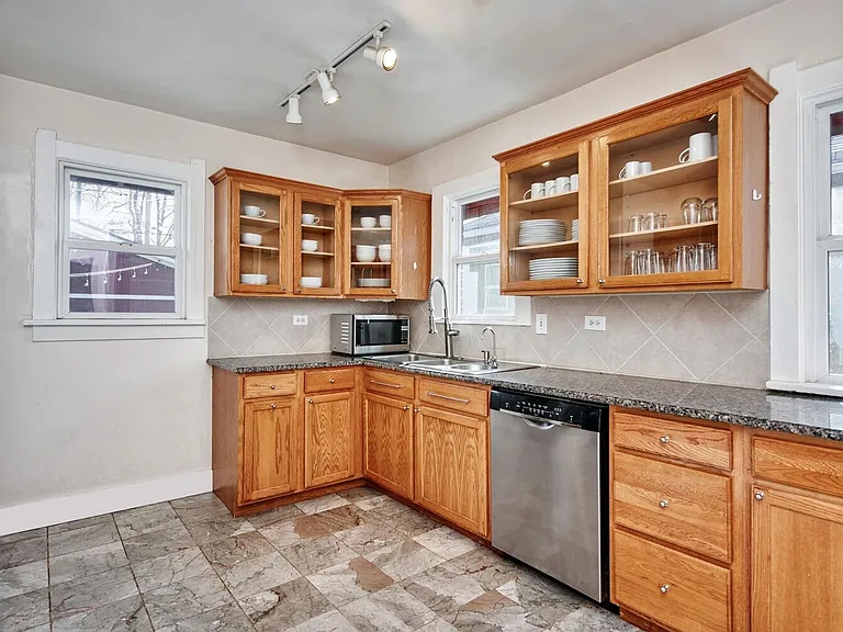 2308 Grape St — Photo 9