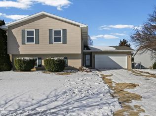 2823 Rutherford Dr, Bloomington, IL 61705