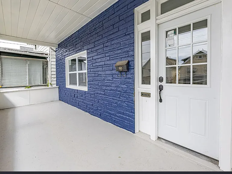 1922 Kenneth Ave — Photo 2