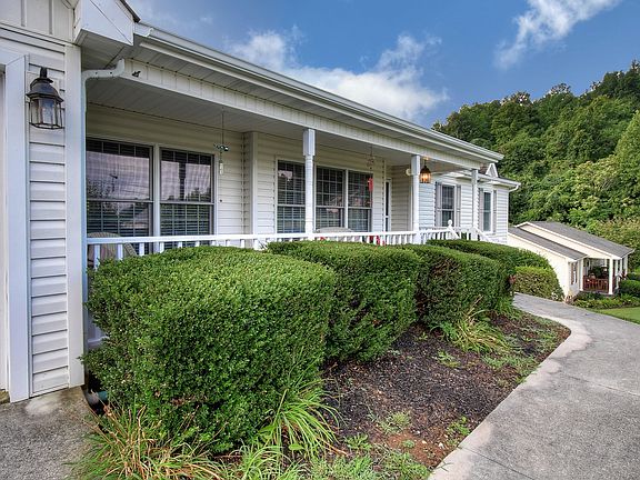 5th image of 148 Emerald Hill Dr