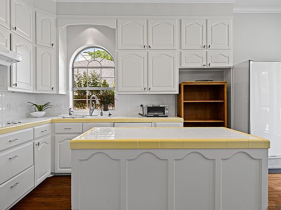 5th image of 103 Village Green Dr