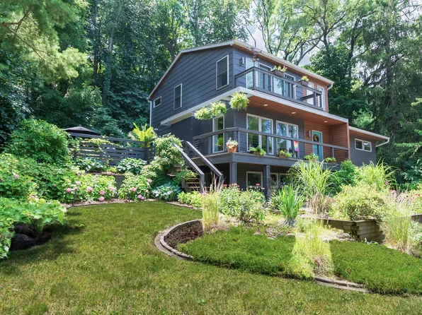 33 Beach Ln, Portage, IN 46368