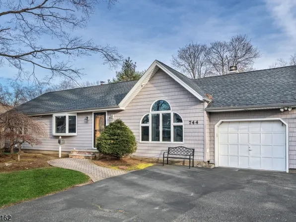 744 Myrna Rd, Paramus Boro, NJ 07652