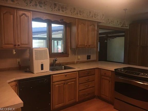 5th image of 220 Earl Dr