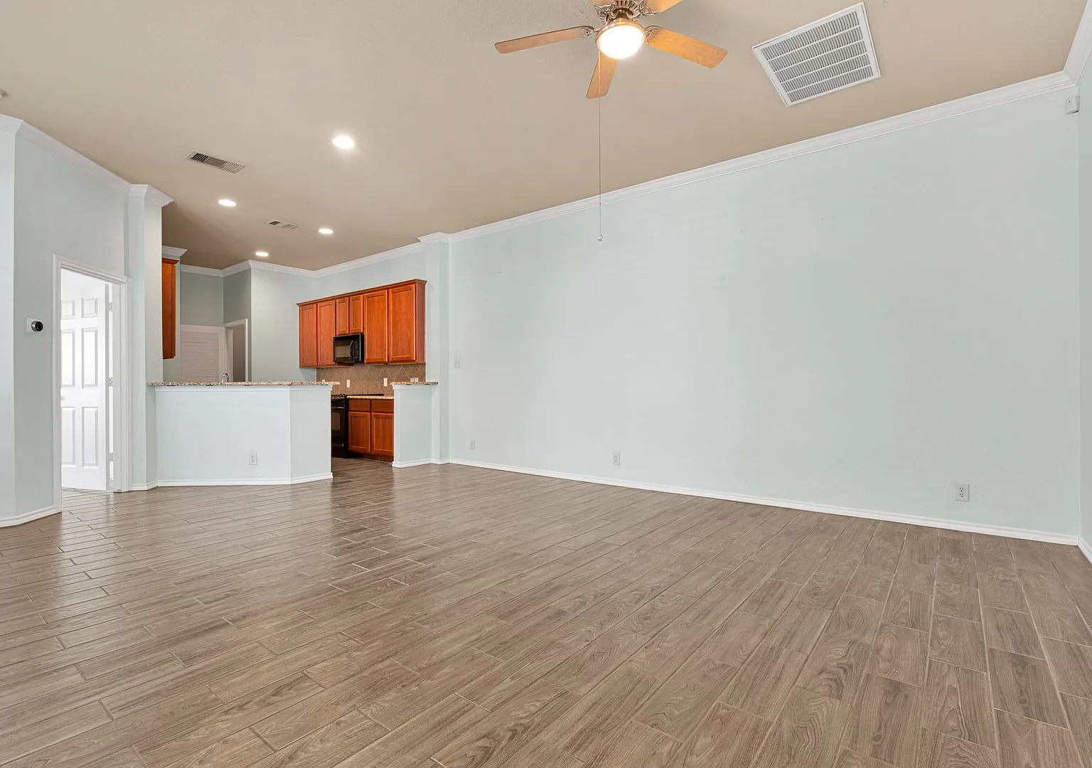 Beautiful 3 bedroom townhome available for rent for ASAP move in Medical Center Area — Photo 3