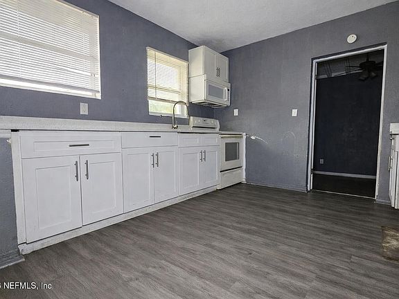 5th image of 8202 EATON Avenue