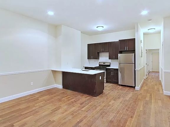 5th image of 321 Weirfield St