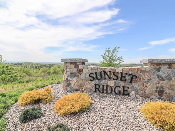 10 Sunset Rdg, Ludlow, MA 01056