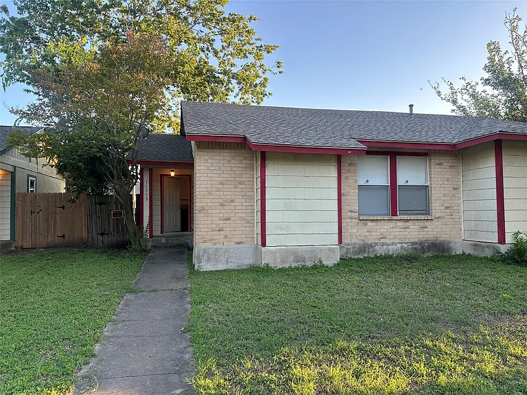 16303 Edgemere Dr — Photo 1