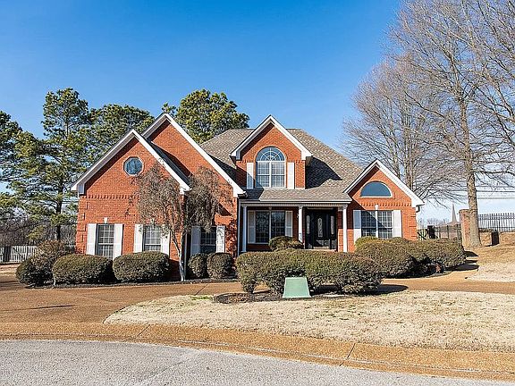 2nd image of 11 Wyndhurst Dr