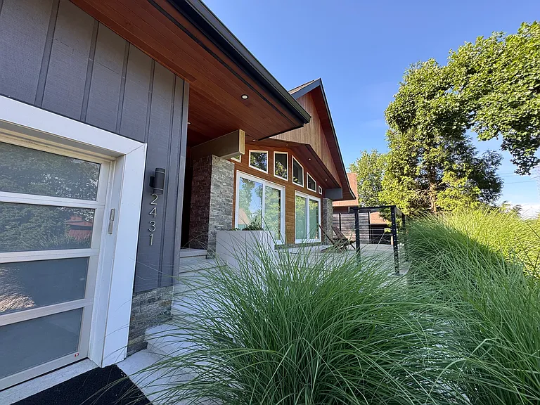 2431 Nottingham Dr — Photo 3