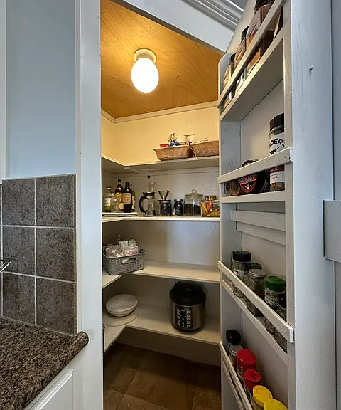 Walk in pantry