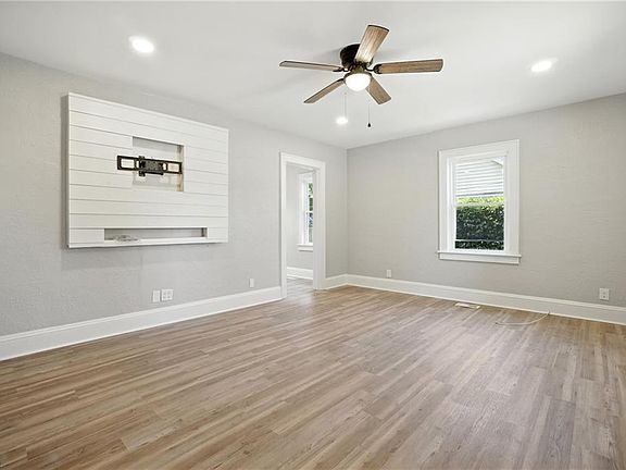 2nd image of 407 W Little Creek Rd