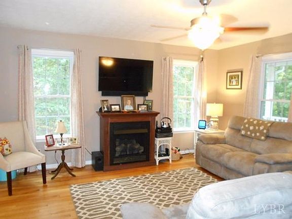 5th image of 322 Acorn Dr
