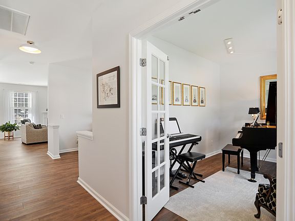 5th image of 909 Plummer Ct