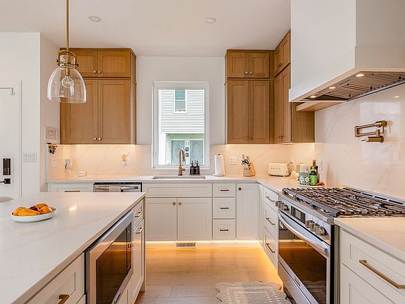 3rd image of 45 Kelvin St #45