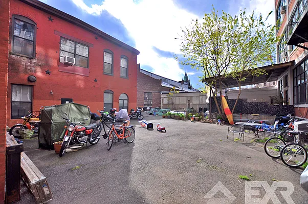 Rented by EXR | media 11