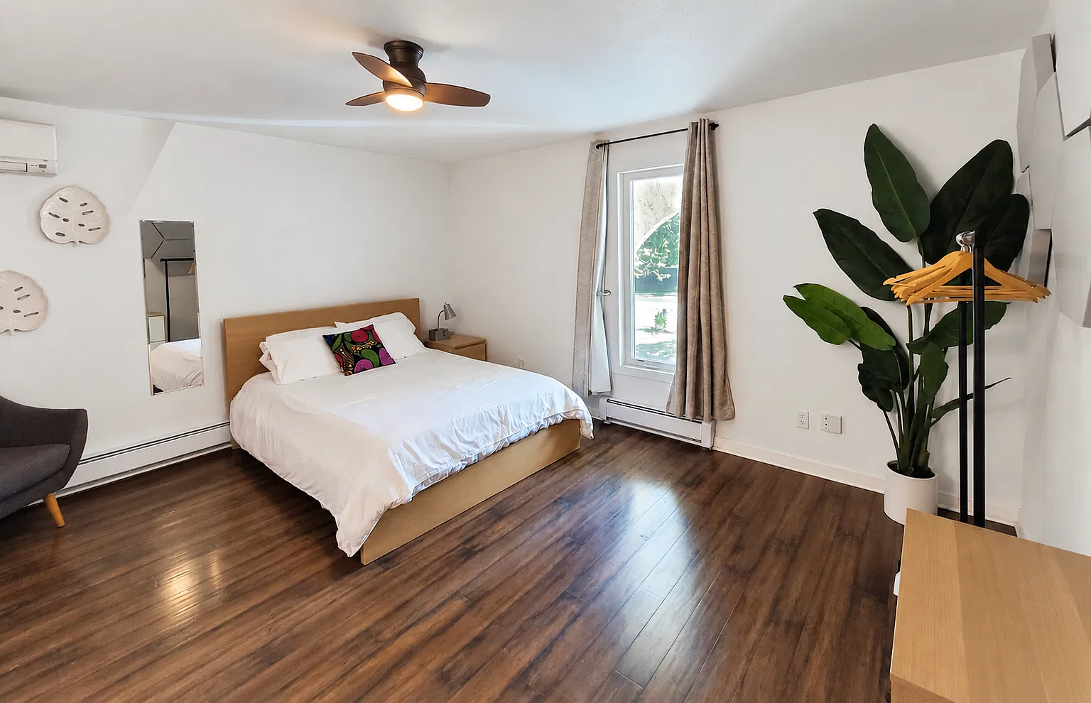 706 East Stuart Street, Unit Bedroom East C — Photo 2
