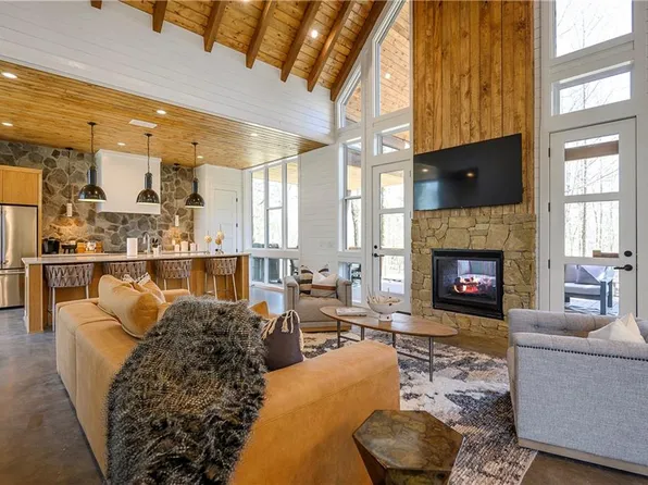 700 Woodland Bluff Trl, Broken Bow, OK 74728