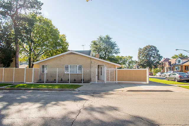 7121 W George St photo 1