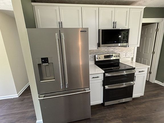 3rd image of 9106 Redbud Ln